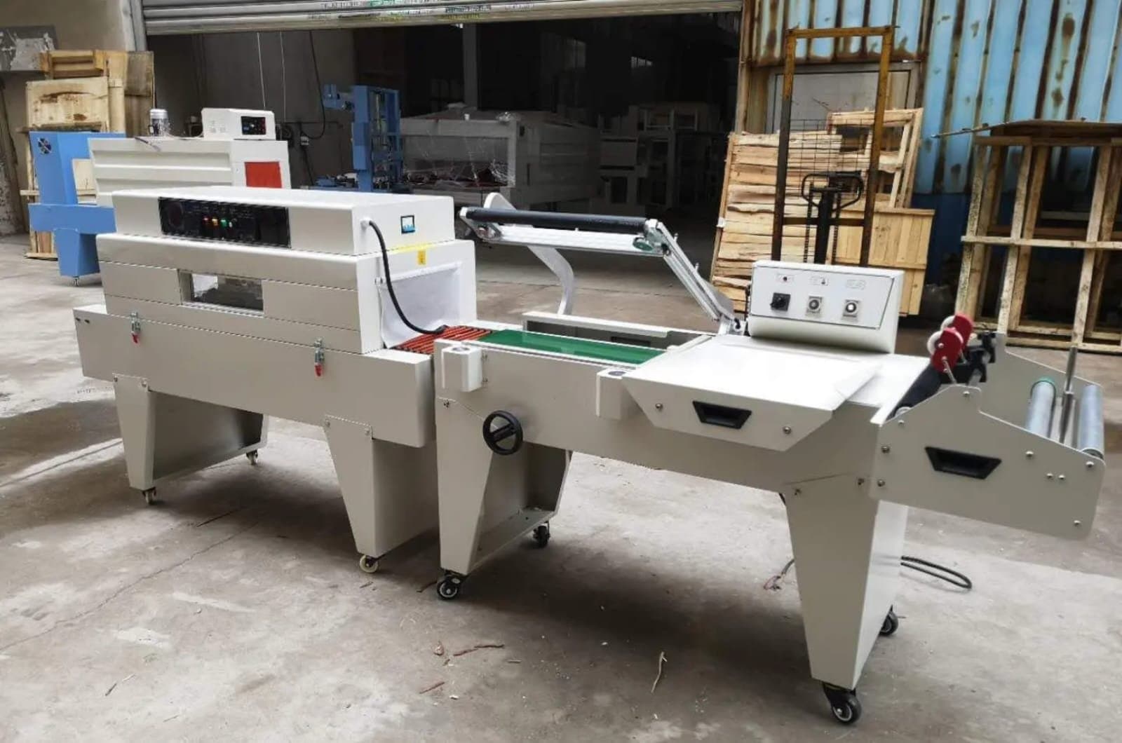 L-Bar Sealing and Shrink Packaging Machine Hero Image